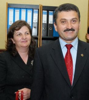 Radu Ţîrle, în conflict de interese fiindcă şi-a angajat nevasta la cabinet
